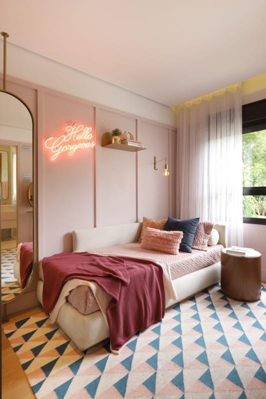 quarto moderno com parede rosa pastel