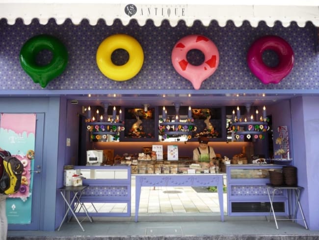 loja de donuts com fachada colorida