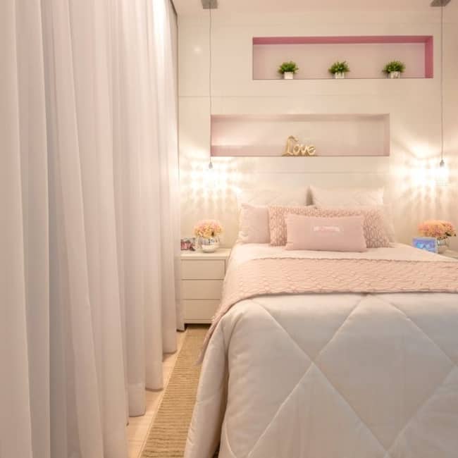 quarto delicado decorado em rosa pastel e branco