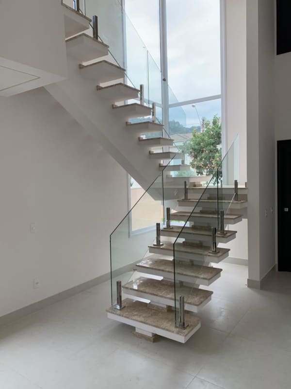 escada de concreto vazada com viga central
