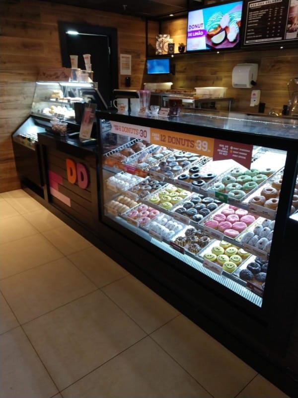 loja de donuts pequena com vitrine