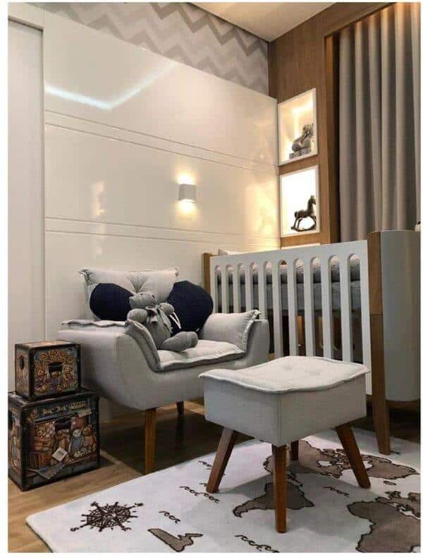 poltrona opala com puff decorando quarto de bebe