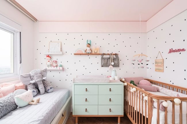 quarto de bebe com pintura rosa pastel no teto