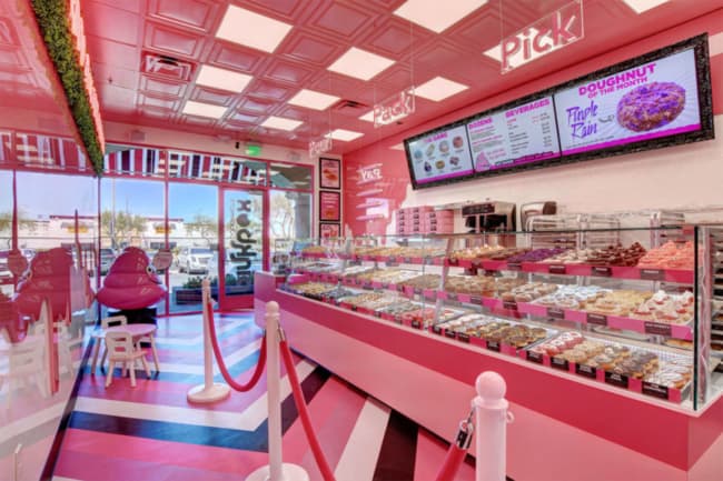 loja de donuts com decoracao em rosa