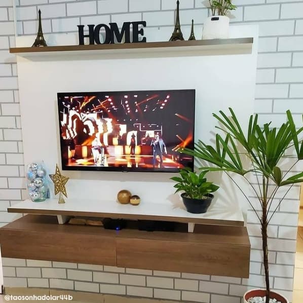 modelo de painel branco com madeira para TV