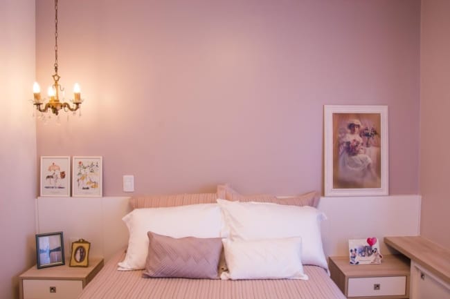 quarto com paredes em rosa pastel