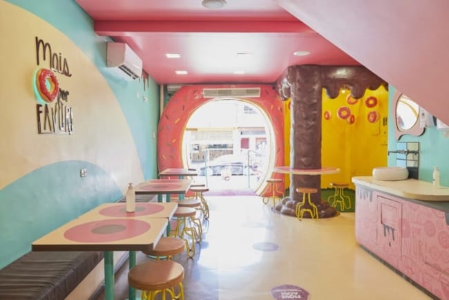 loja de donuts com decoracao colorida