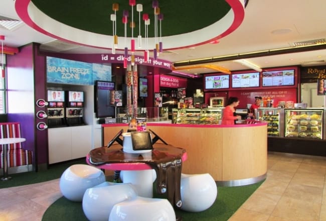 loja de donuts com decoracao colorida e moderna