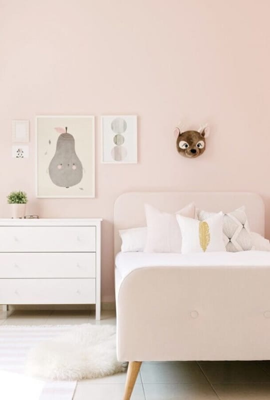 quarto infantil com parede rosa bebe