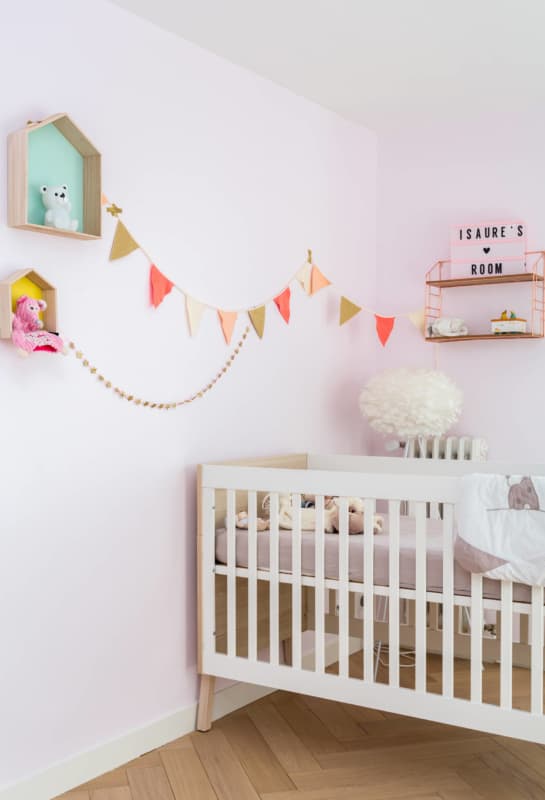 quarto de bebe com parede rosa pastel