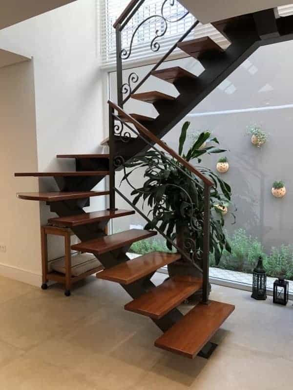 escada vazada de ferro com madeira
