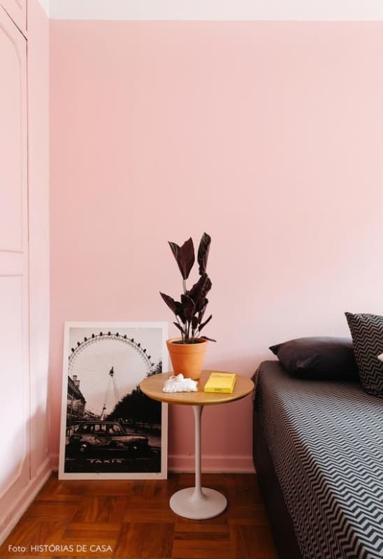 quarto com parede rosa pastel