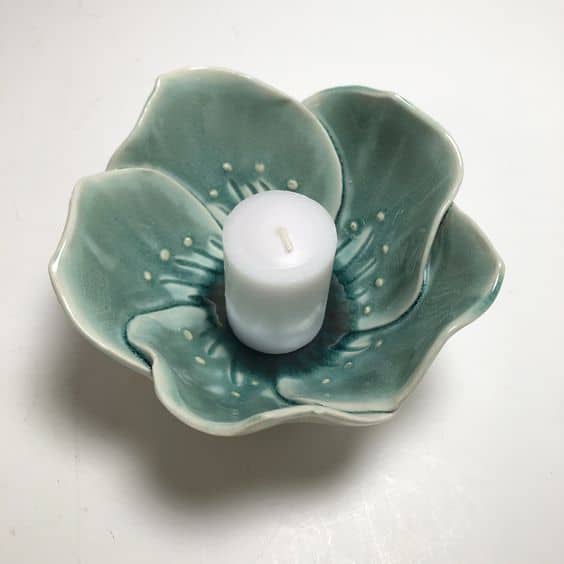 porta vela de ceramica em formato de flor