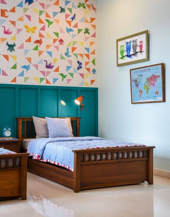 quarto infantil com abajur de parede colorido e articulado