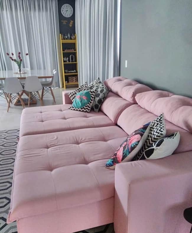 sala com sofa rosa pastel e parede cinza