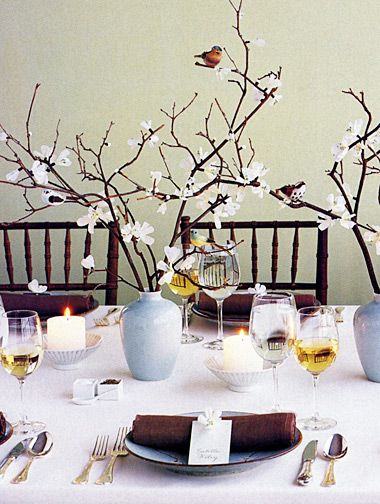 mesa decorada com galhos secos com flores