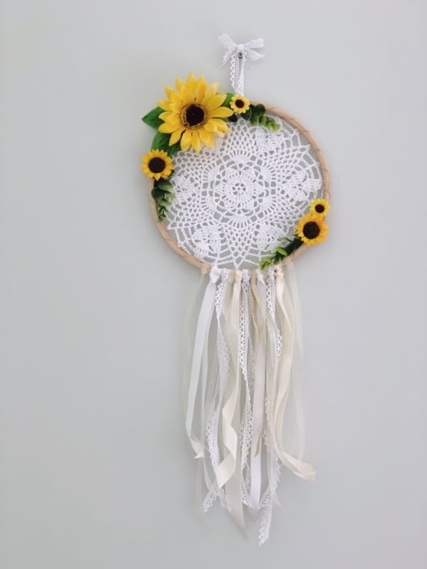 filtro dos sonhos de croche com flores de girassol