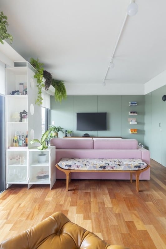 sala com sofa rosa e parede verde