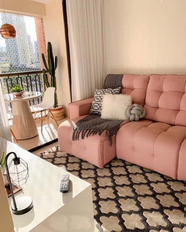 sala pequena com sofa rosa pastel