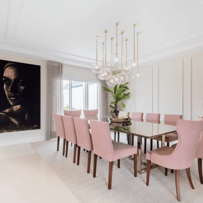 sala de jantar moderna com cadeiras em rosa pastel