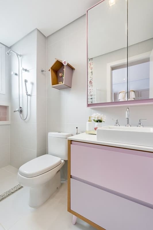 banheiro com detalhes em rosa pastel