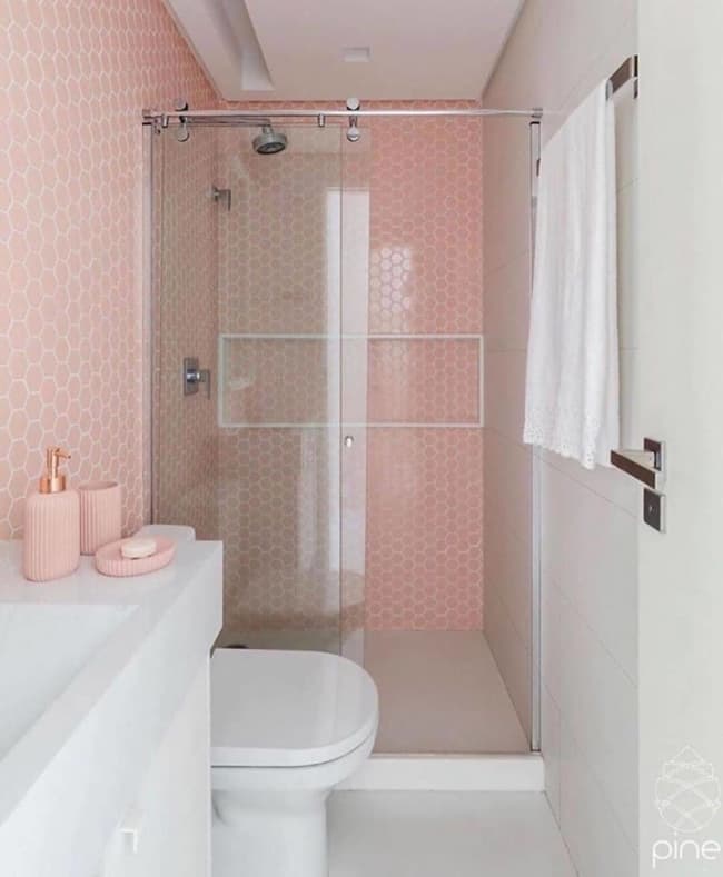 banheiro pequeno com revestimento rosa pastel
