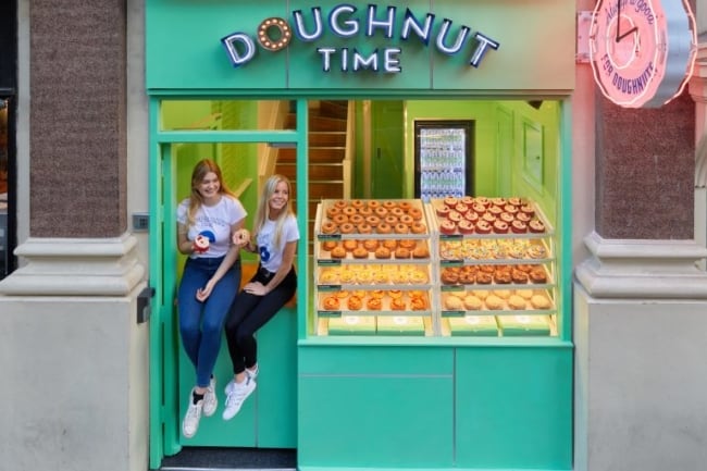 loja pequena e colorida de donuts