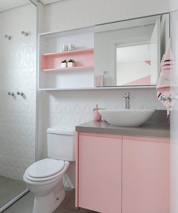 banheiro em rosa pastel com bancada cinza