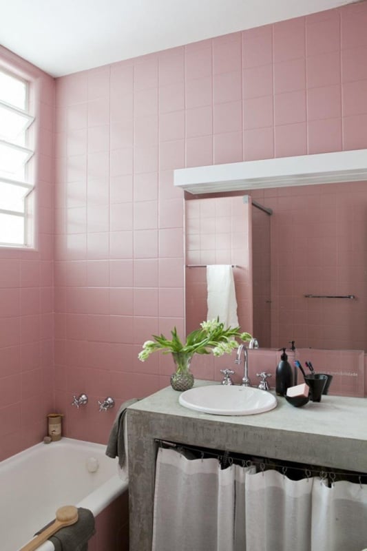 banheiro simples com azulejo pintado em rosa pastel