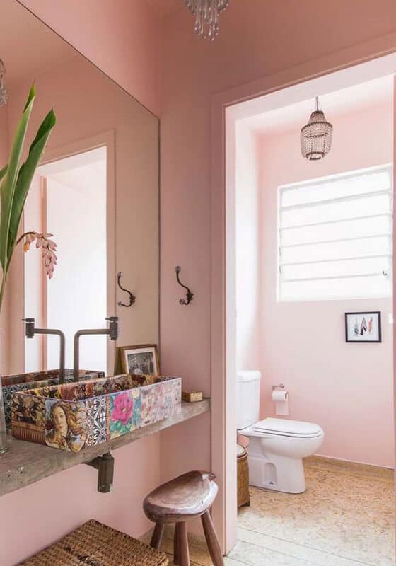 banheiro com paredes em rosa pastel