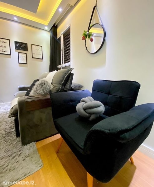 sala decorada com sofa cinza e poltrona opala preta