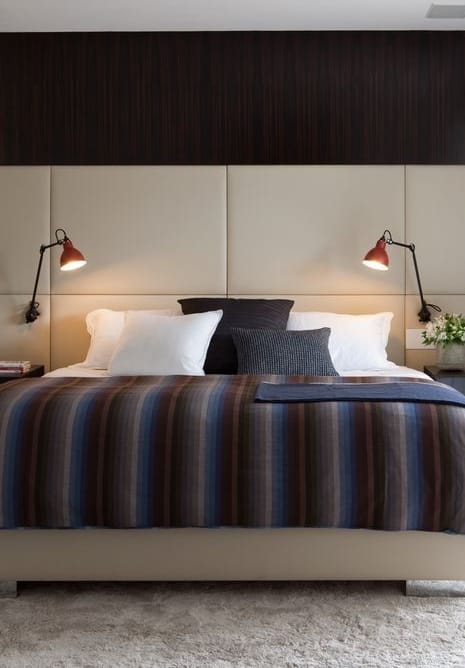 quarto moderno com arandela articulada perto da cama