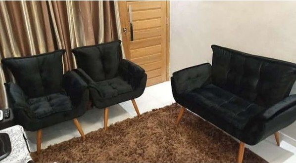 sala pequena com sofa e poltronas opala