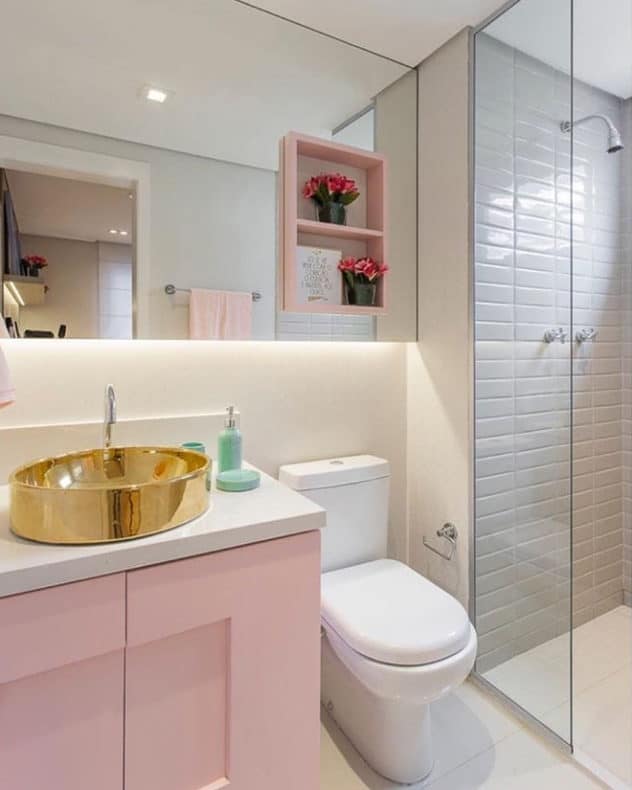 banheiro em rosa pastel e dourado