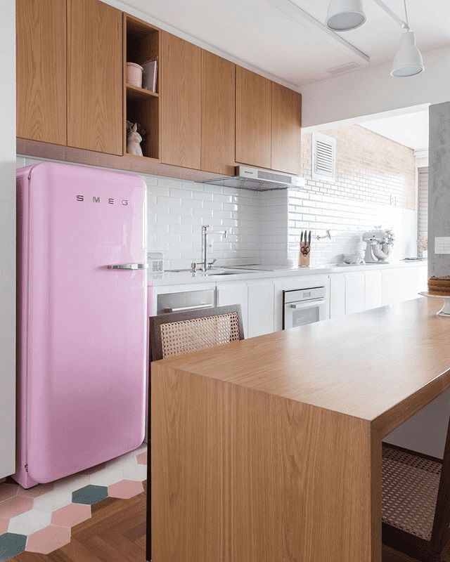 cozinha com geladeira rosa pastel
