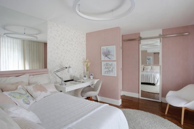 quarto decorado em rosa pastel e off white