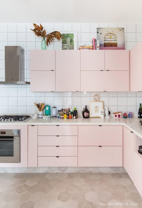 cozinha com armarios em rosa pastel