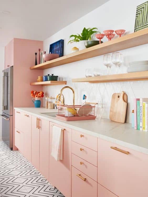 cozinha planejada com armarios em rosa pastel