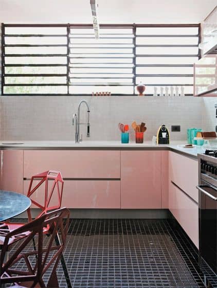 cozinha com armarios rosa pastel e piso preto