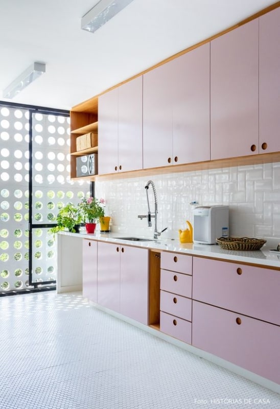 cozinha com armarios rosa