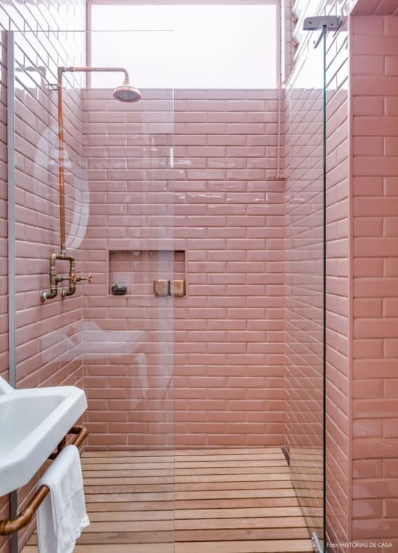 banheiro com azulejo metro rosa pastel