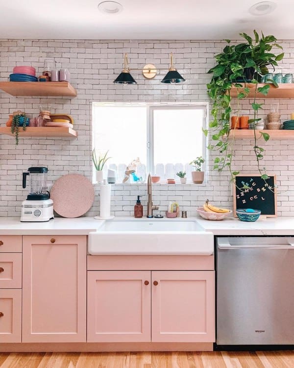 cozinha pequena com armarios em rosa pastel