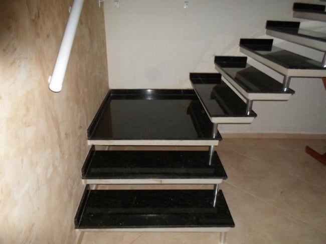 escada de concreto com degraus vazados