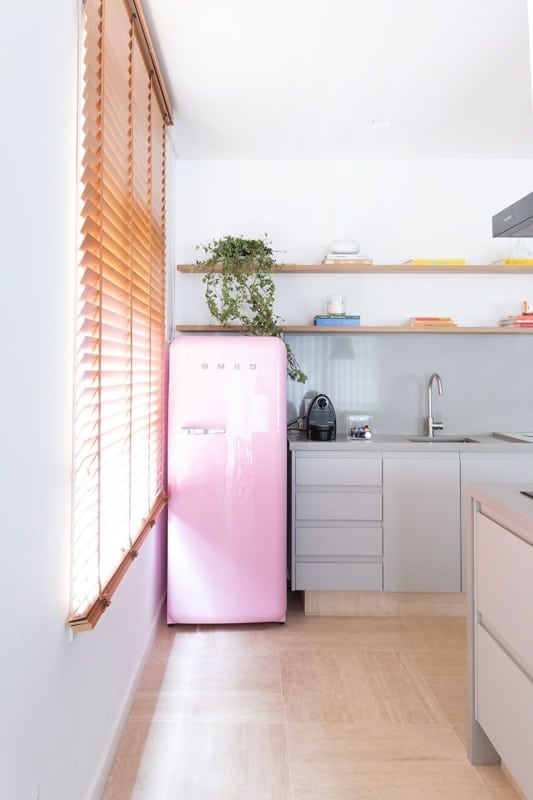 cozinha cinza com geladeira rosa pastel