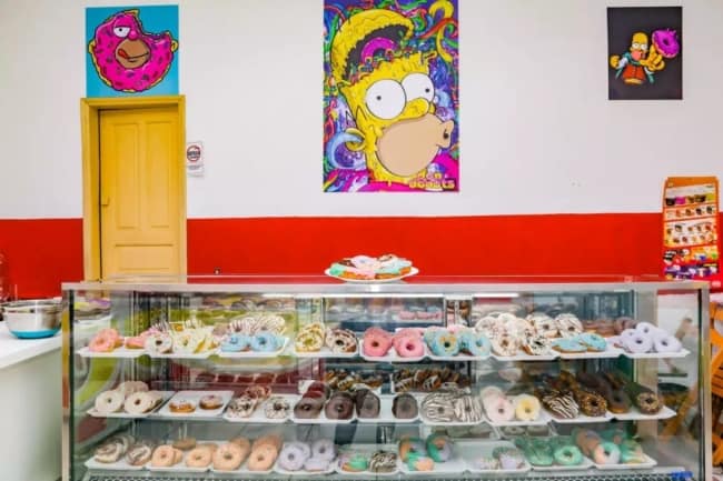 decoracao simples e criativa para loja de donuts