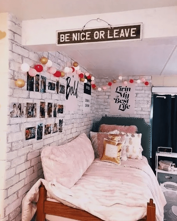 Parede Tumblr com posteres e placa Be Nice or Leave