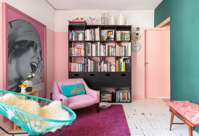 capa larissa decoracao colorida sala cadeira acapulco parede rosa e azul