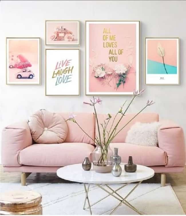decoracao para sala com sofa na cor rosa pastele e varios quadros Foto NordicWallArt