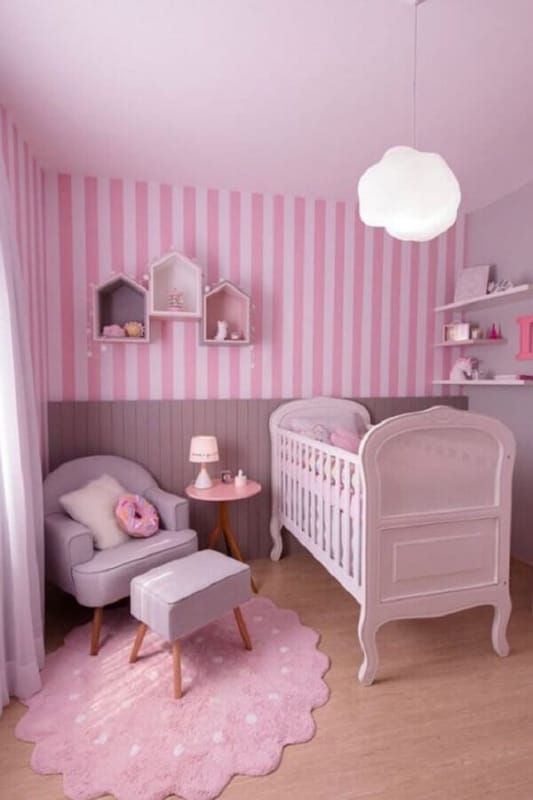 quarto de bebe rosa decorado com luminaria de nuvem e papel de parede listrado Foto Papel Decor