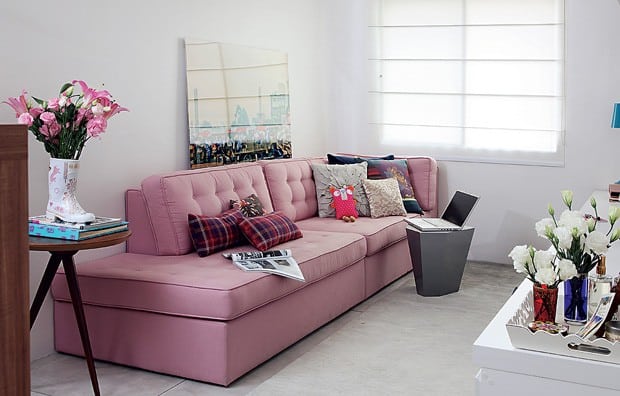 sofa rosa almofadas sala de estar vasos flores tapete